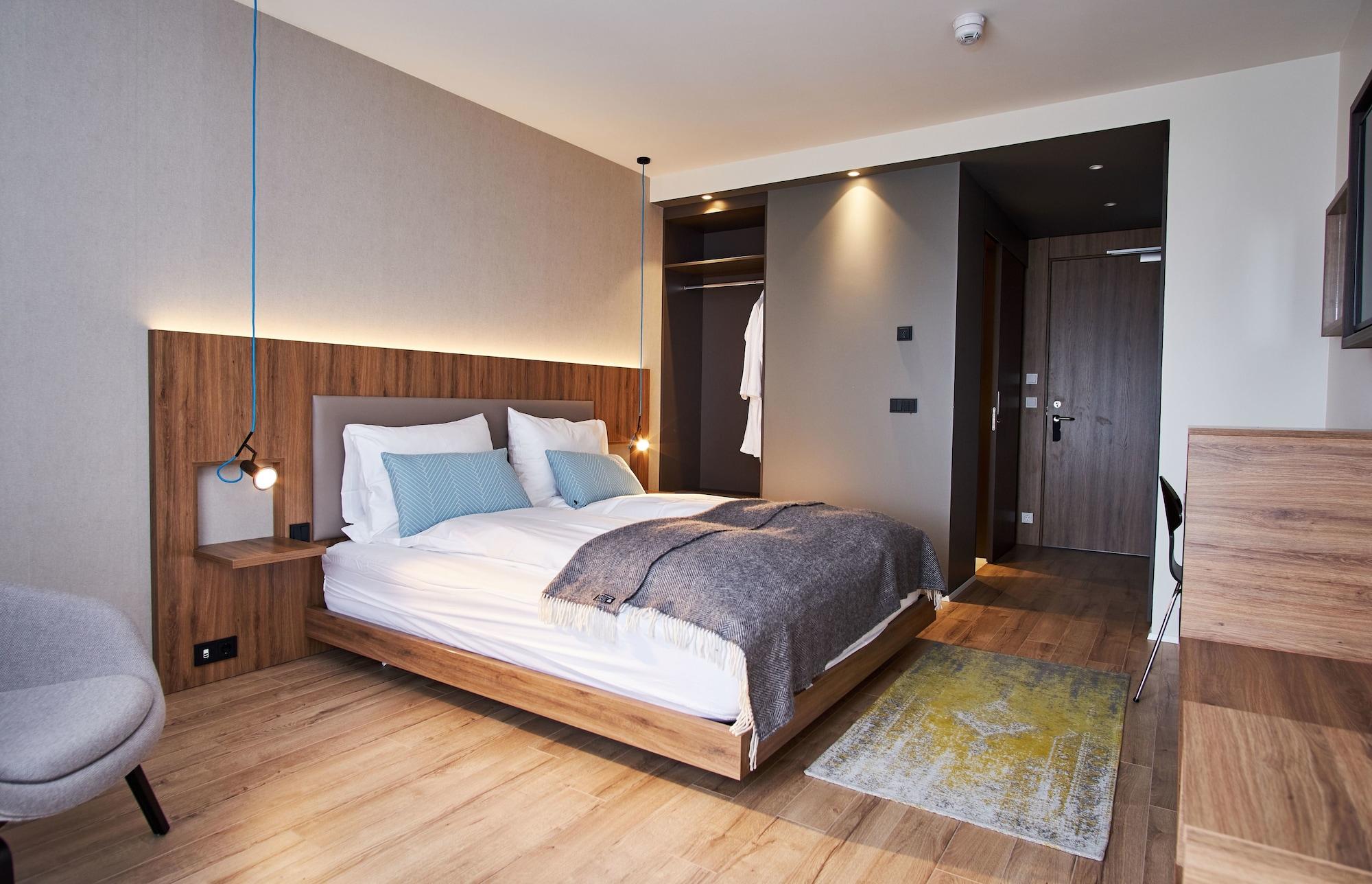 Hotel Berg By Airport 4*